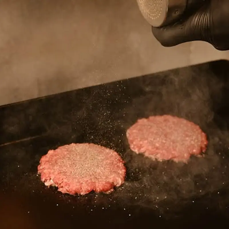 Procés d'una smash burger sobre la planxa