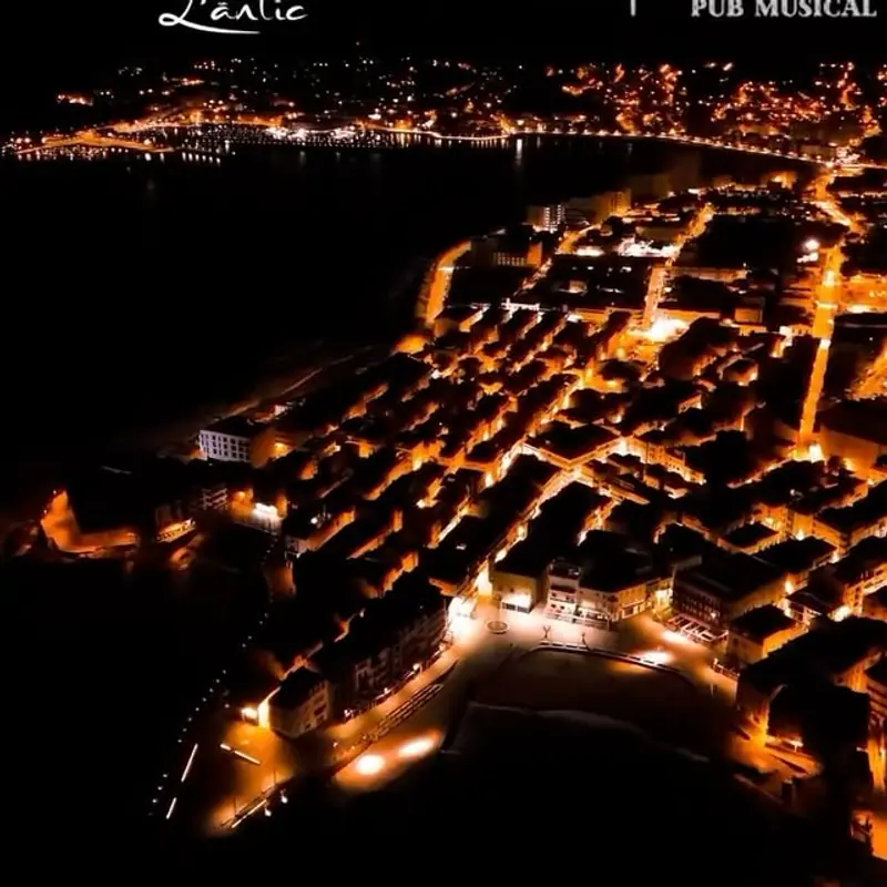 L'Escala de nit, vista aèria